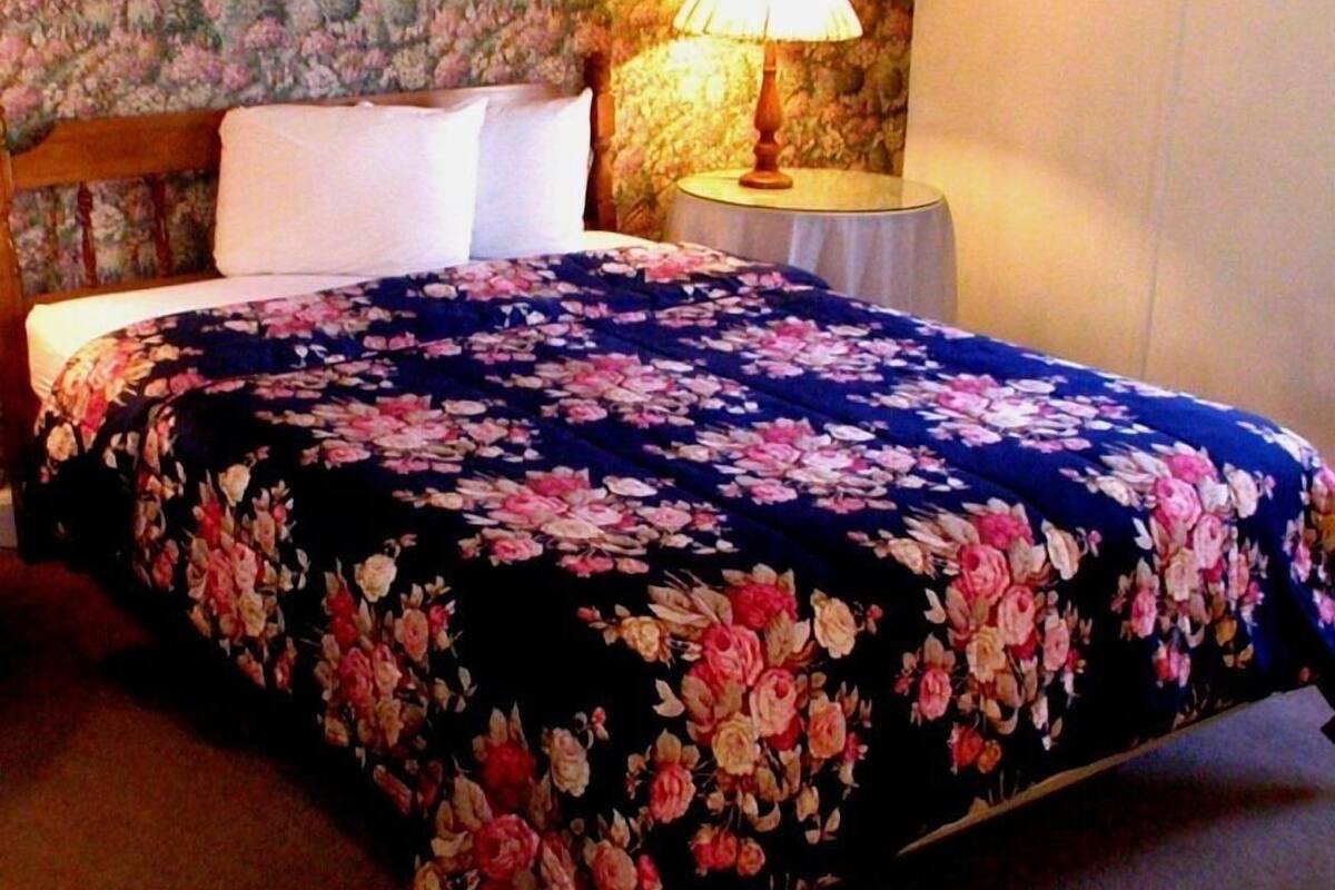 Deluxe-huone | Kannettavalle tietokoneelle sopiva työtila, silitysrauta/-lauta