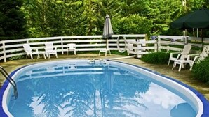 Una piscina al aire libre de temporada