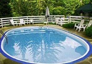Una piscina al aire libre de temporada