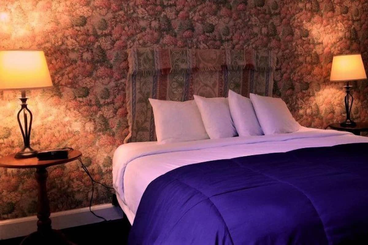 Deluxe-huone | Kannettavalle tietokoneelle sopiva työtila, silitysrauta/-lauta
