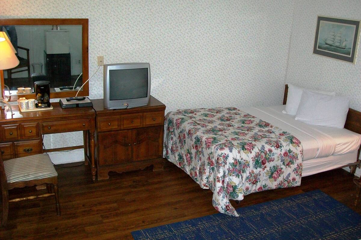 Huone | Kannettavalle tietokoneelle sopiva työtila, silitysrauta/-lauta