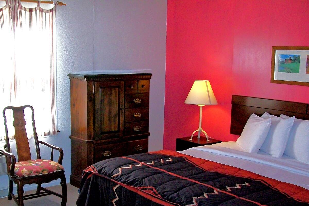 Deluxe-huone | Kannettavalle tietokoneelle sopiva työtila, silitysrauta/-lauta