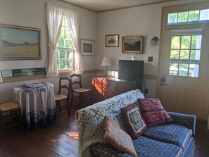 Living area - The Anderson Cottage Bed & Breakfast (Warm Springs)