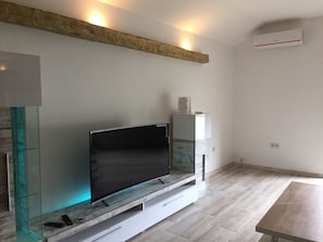 Villa familiar, 4 habitaciones | Televisión