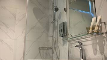 Shower, hydromassage showerhead, free toiletries, hair dryer