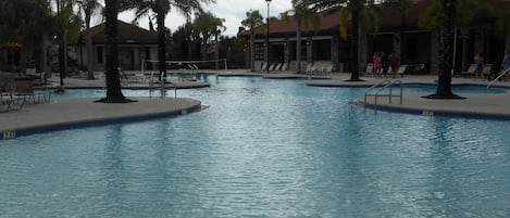 Utomhuspool och uppvärmd pool