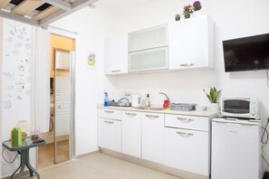 Kühlschrank, Ofen, Toaster, Küchenrolle