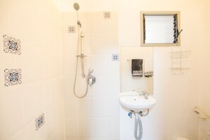 Shower, towels, shampoo, toilet paper - ☀Dawn&Sun☀ Boutique Studio in TLV (Tel Aviv-Yafo)