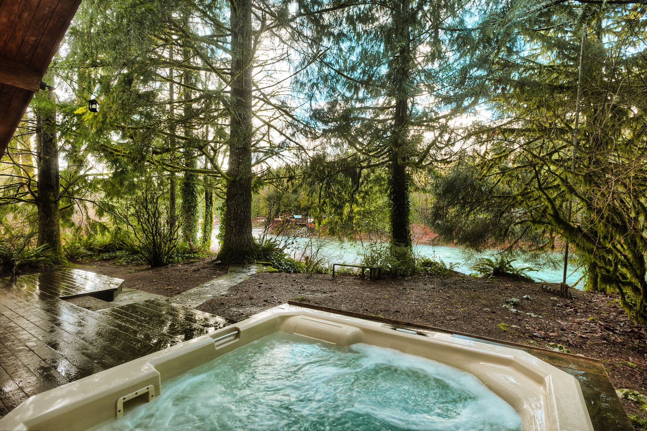 Cedar-Stone River House: Cozy & whimsical w/ hot tub under towering mountains