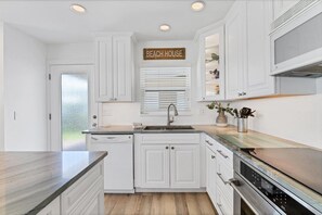 Private kitchen - Horizons West #D-8 - a Beachside 2 Bedroom, 2 Bath Villa on Siesta Key! (Sarasota)