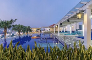 Outdoor pool - Beautiful 5* Suite ❤ My Khe Beach ❤ Free Breakfast (Da Nang)