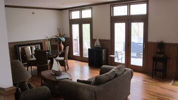 Smart-TV, Kamin, DVD-Player, BĂŒcher