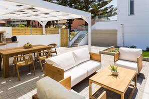 Property grounds - Beachfront Villa in Prime Location - Short Walking Distance to Everything! (Rethymno)