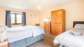3 bedrooms, WiFi (free), bed sheets