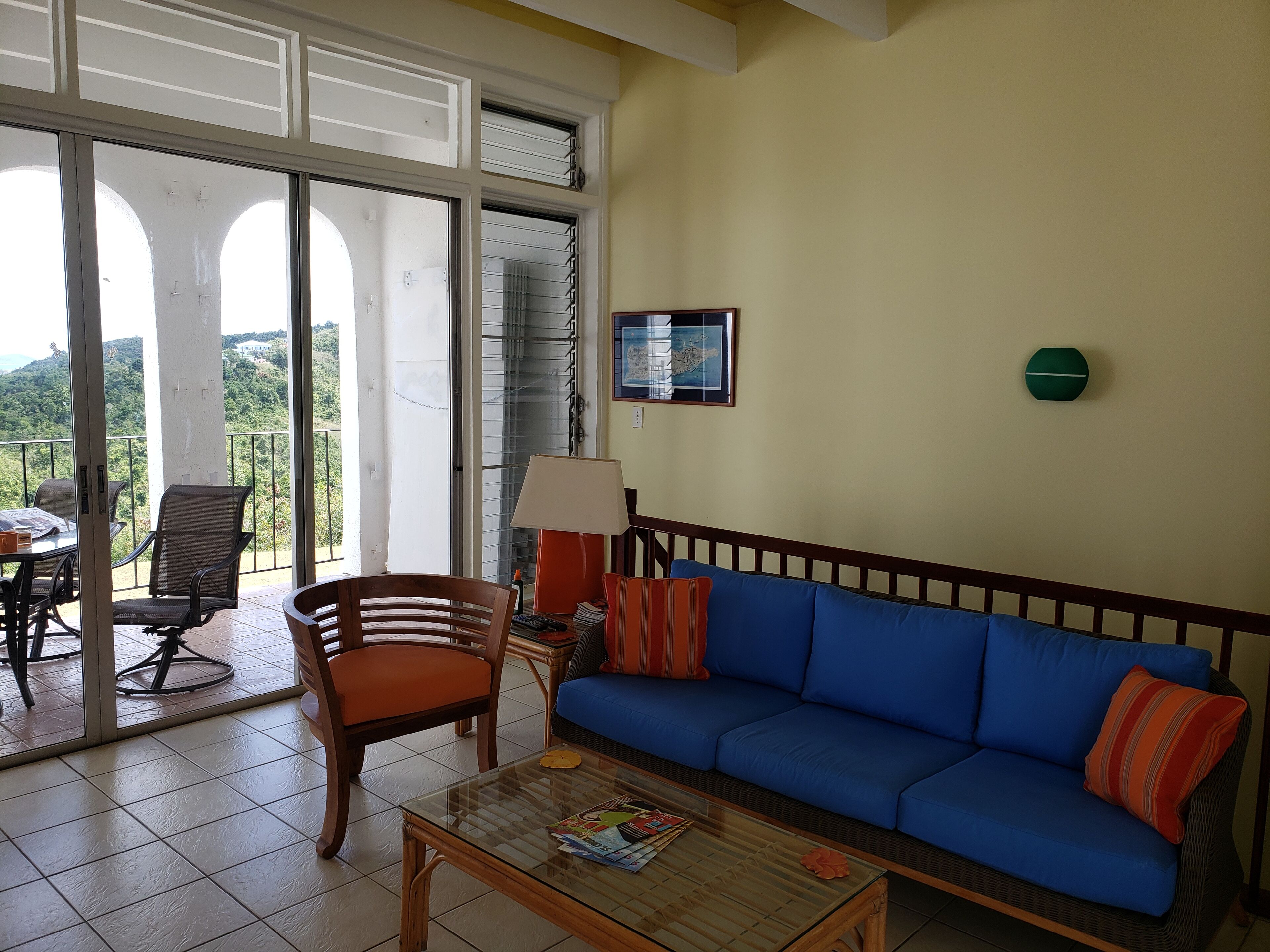 Televisio, DVD-soitin, kirjoja