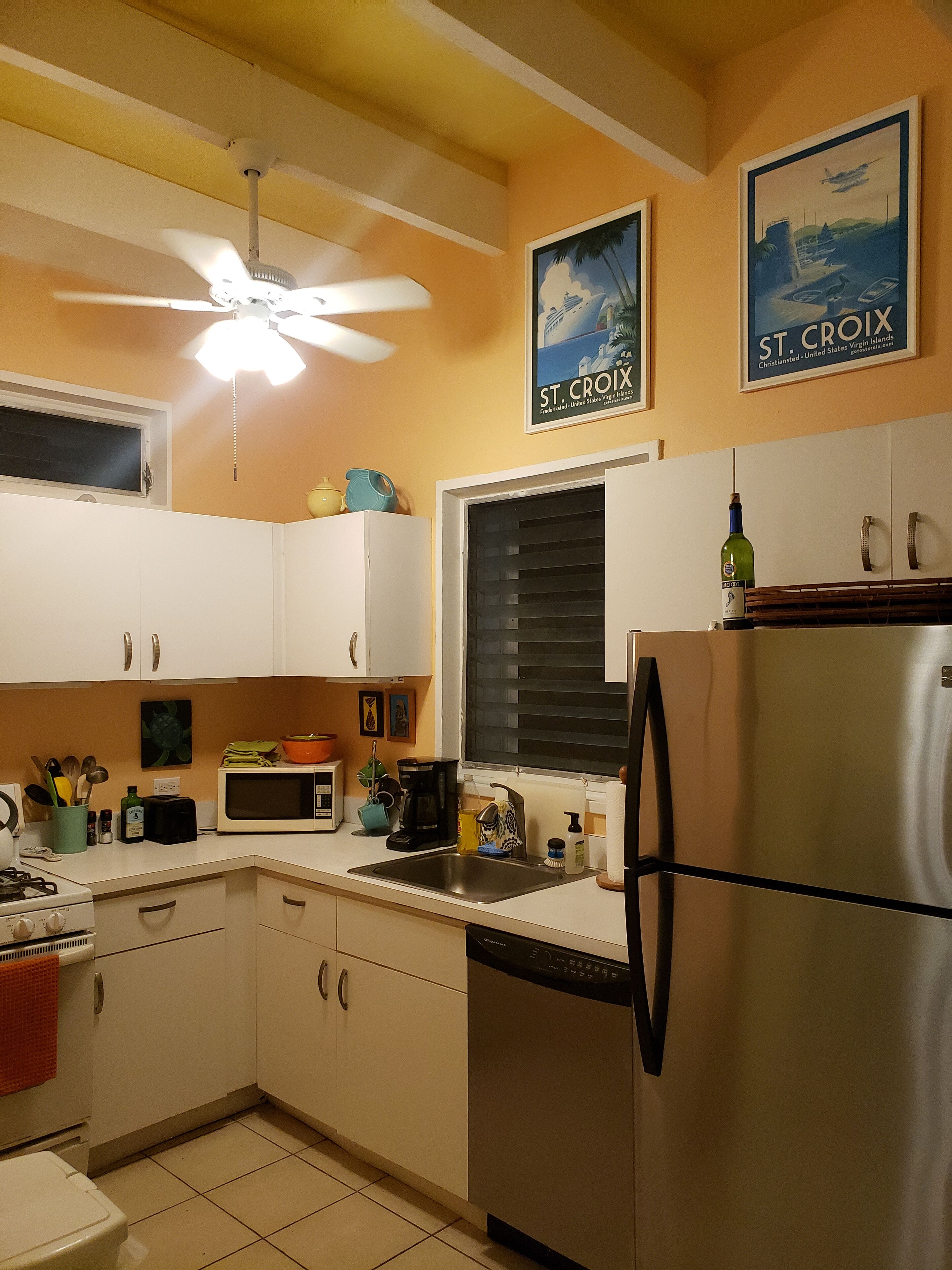 Køleskab, mikrobølgeovn, ovn, kogeplade