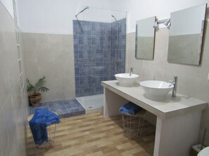Baignoire, sèche-cheveux, bidet, serviettes fournies