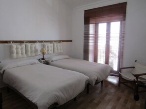 5 bedrooms, desk, soundproofing, iron/ironing board