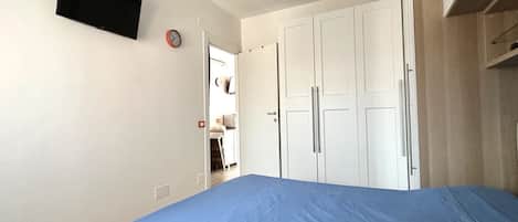 1 bedroom, bed sheets