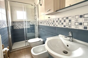 Shower, bidet, towels - M221 - Marcelli, new two-room apartment 100mt from the sea (Marcelli)