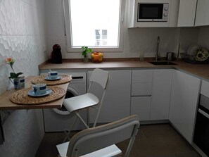 Réfrigérateur, four à micro-ondes, un four, surface de cuisson
