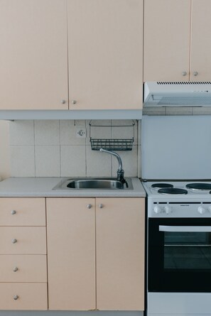 Kühlschrank, Herdplatte, Wasserkocher mit Kaffee-/Teezubehör, Toaster