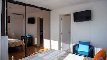 2 bedrooms, desk, iron/ironing board, WiFi