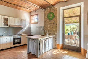 Kylskåp, mikrovågsugn, ugn och spishäll