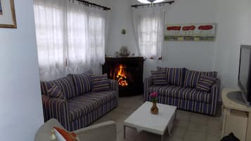 Televisor, reproductor de DVD i taula de tennis de taula