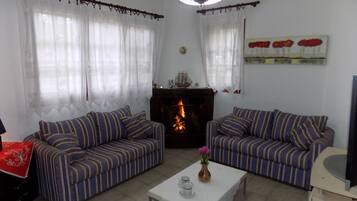 Televisor, reproductor de DVD i taula de tennis de taula