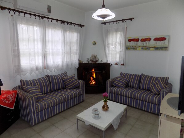 Una televisión, un reproductor de DVD, una mesa de tenis de mesa