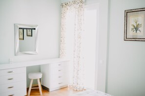 1 dormitorio, tabla de planchar con plancha, wifi y ropa de cama