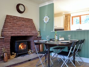 Dining - 1 bedroom accommodation in New Quay (New Quay)