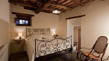 8 bedrooms, WiFi, bed sheets