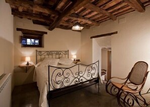 8 bedrooms, WiFi, bed sheets