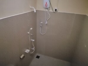 Familien-Ferienhaus | Badezimmer | Dusche, Handtücher