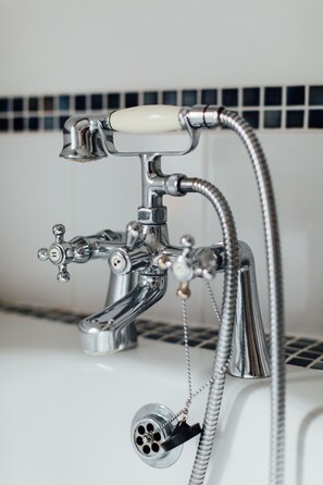 Ensemble douche/baignoire, sèche-cheveux, savon, papier toilette