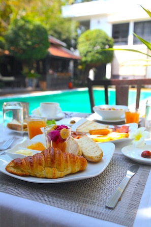 Desayuno a la carta todos los días (con cargo)