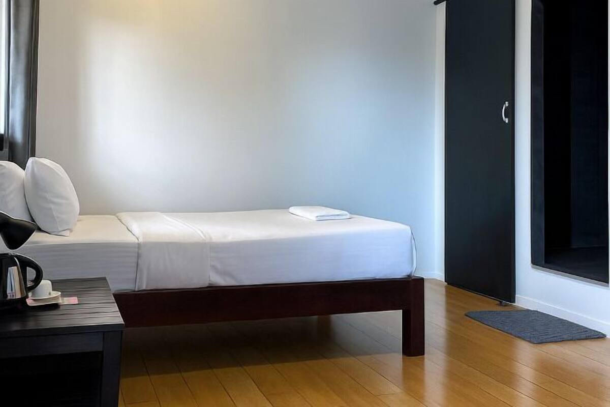 1 bedroom, individually decorated, individually furnished