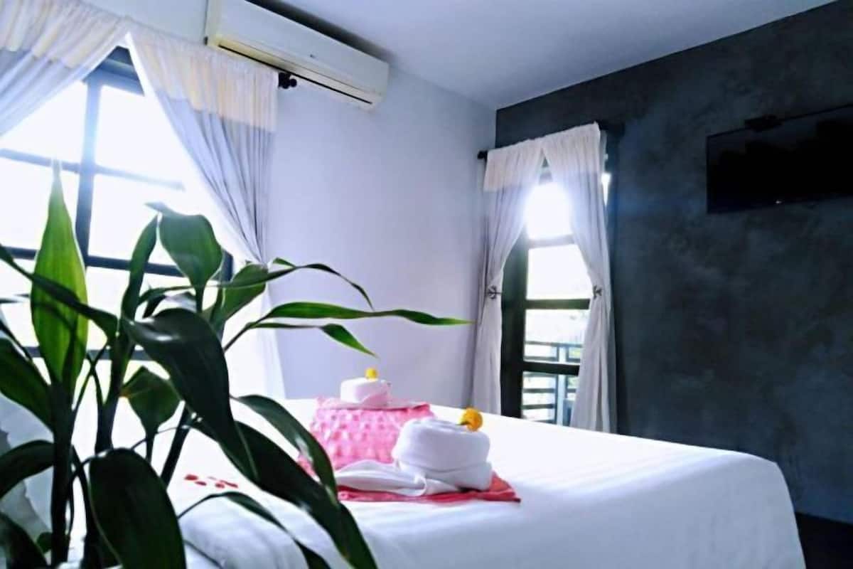 1 bedroom, individually decorated, individually furnished