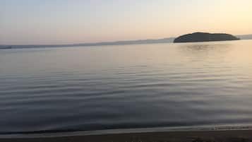 Sulla spiaggia, lettini da mare, teli da spiaggia