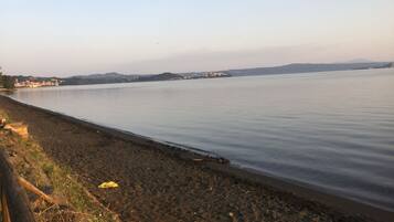 En la playa, camastros y toallas de playa