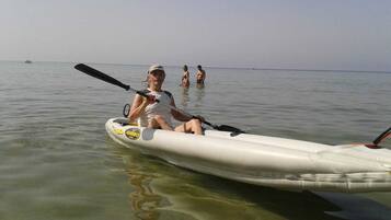 En la playa, camastros y toallas de playa