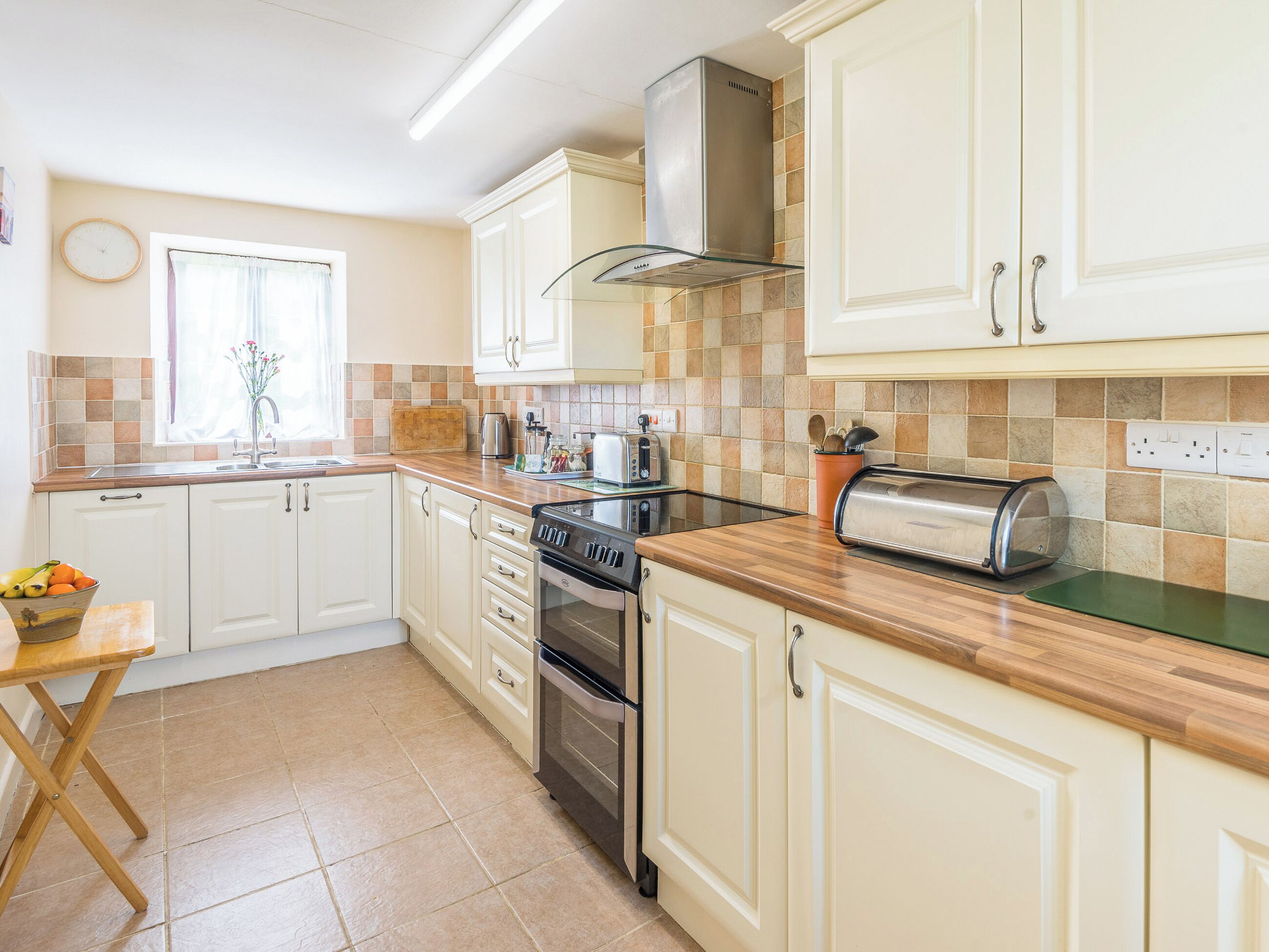 Oppvaskmaskin, høy barnestol og fryser