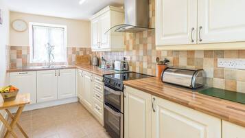 Oppvaskmaskin, høy barnestol og fryser