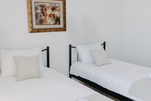 1 slaapkamer, een bureau, een strijkplank/strijkijzer, wifi