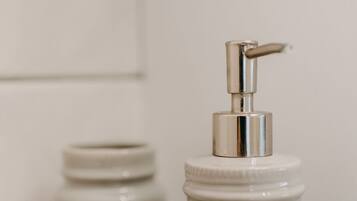 Doccia, set di cortesia gratuito, asciugacapelli, pantofole