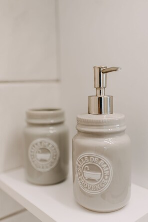 Shower, free toiletries, hair dryer, slippers - Best House, Town View Apartment, Gounari, Patra (Patra)