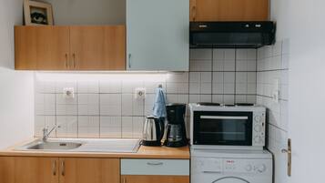 Fridge, oven, stovetop, coffee/tea maker