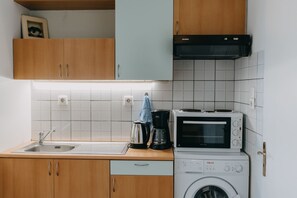 Fridge, oven, stovetop, coffee/tea maker